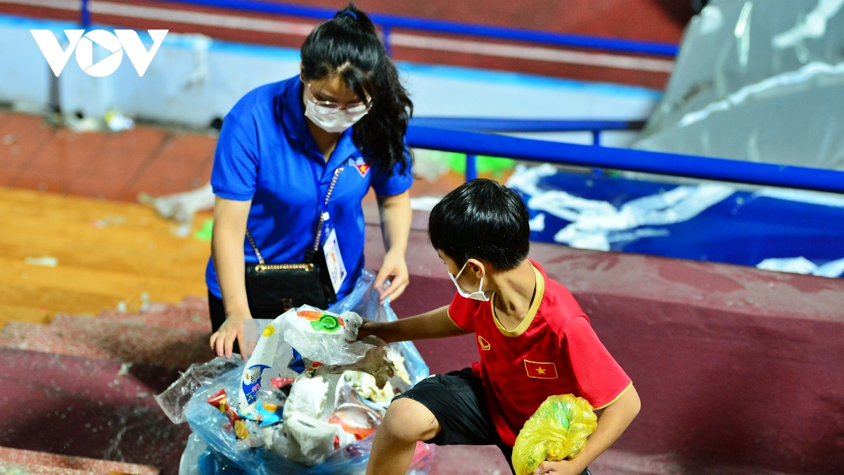 Khoảnh khắc SEA Games 31: Ấn tượng cậu bé tự nguyện nhặt rác sau trận đấu ở sân Việt Trì